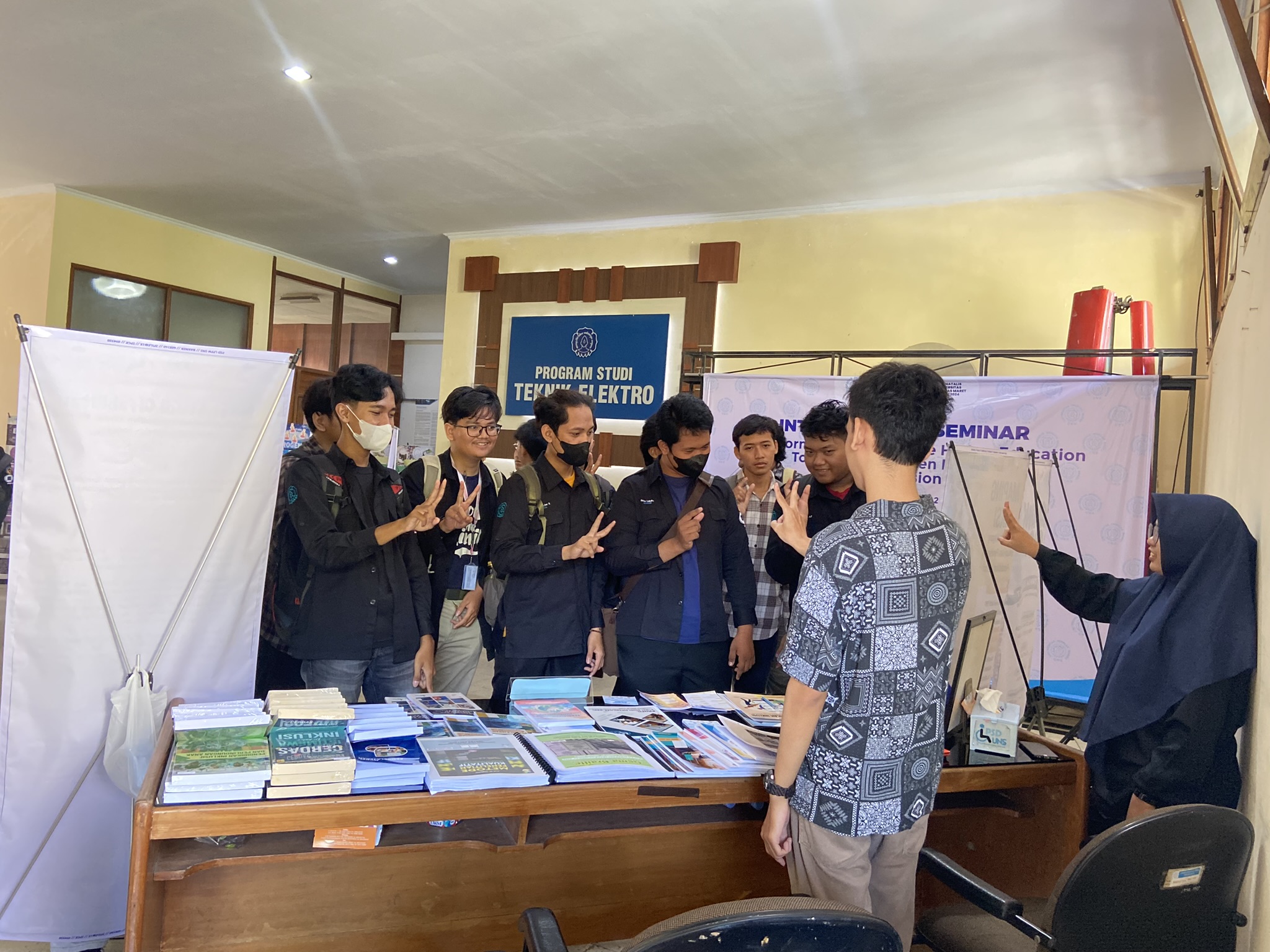 PSD LPPM UNS dan Pusbisindo Jateng Hadirkan Pameran Inklusif dan Kelas Bahasa Isyarat di Seminar Internasional UNS
