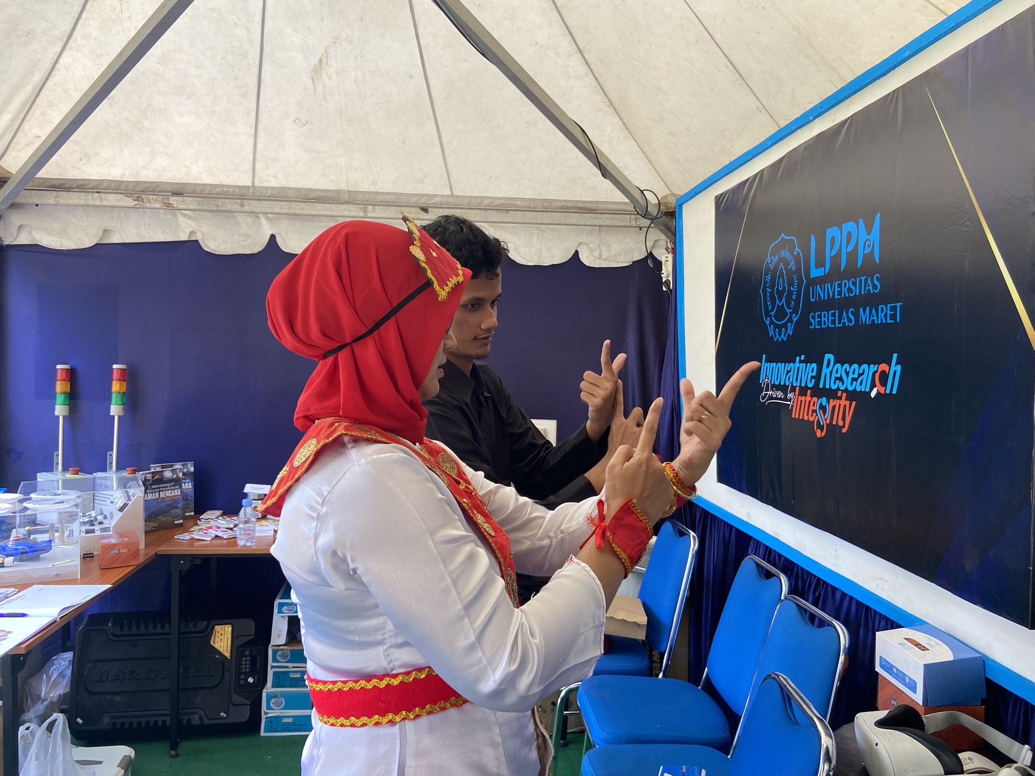 Serunya Belajar Bahasa Isyarat dan Menjelajahi Inovasi Inklusif di Stand PSD LPPM UNS pada Dies Natalis ke-48 UNS