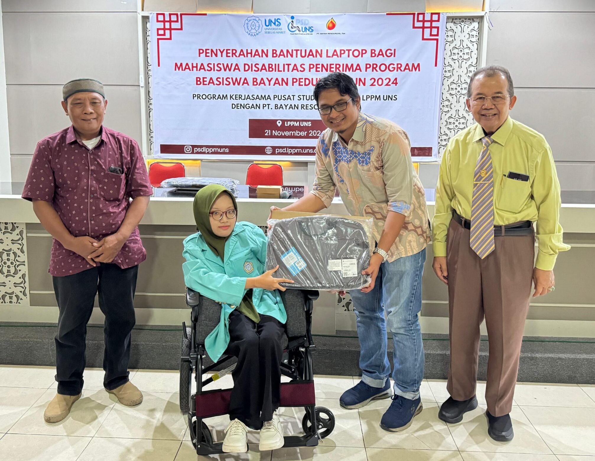 Dua Puluh Mahasiswa Disabilitas Penerima Beasiswa Bayan Peduli Terima Bantuan Laptop Penunjang Studi