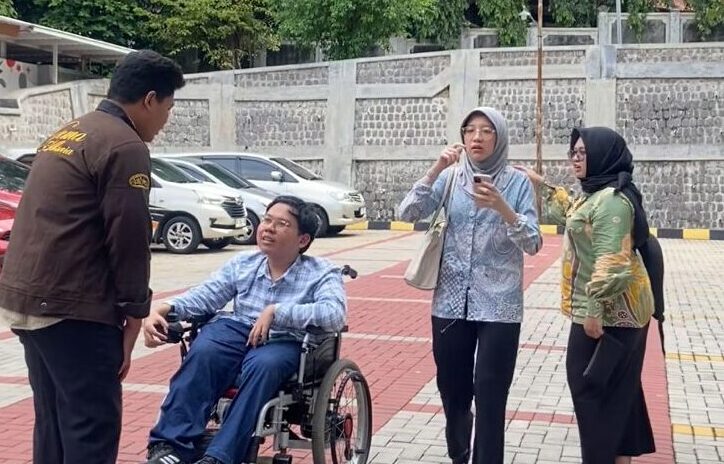 PSD LPPM UNS dan BEM UNS Mulai Kampanye Layanan Disabilitas dan Kampus Inklusif melalui Pembuatan X-Banner Informatif