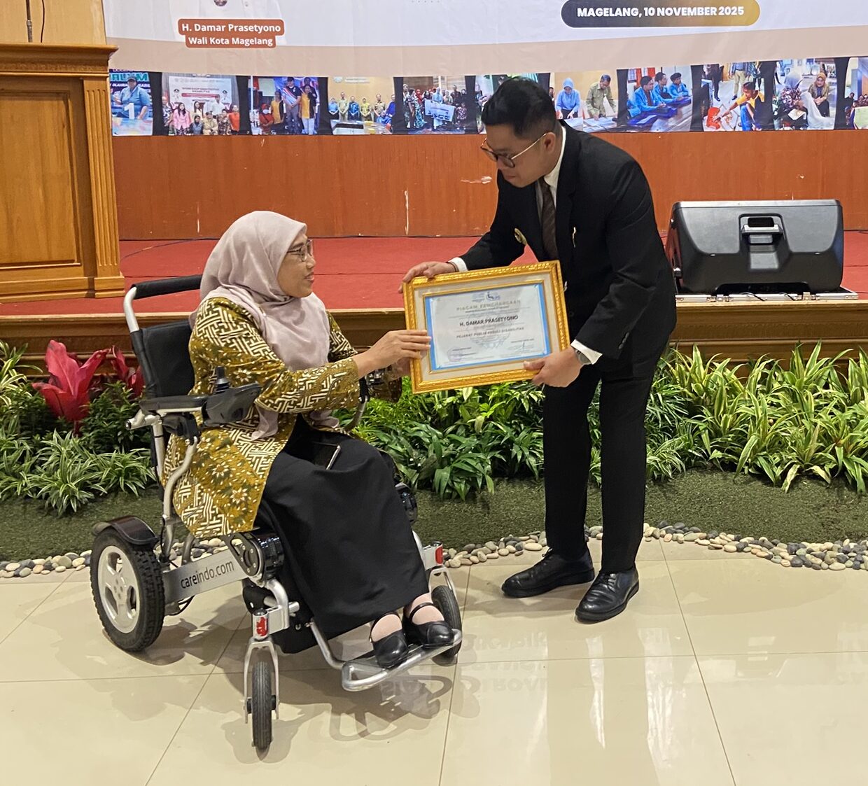 PSD LPPM UNS Berikan Penghargaan “Pejabat Publik Peduli Disabilitas” kepada Wali Kota Magelang