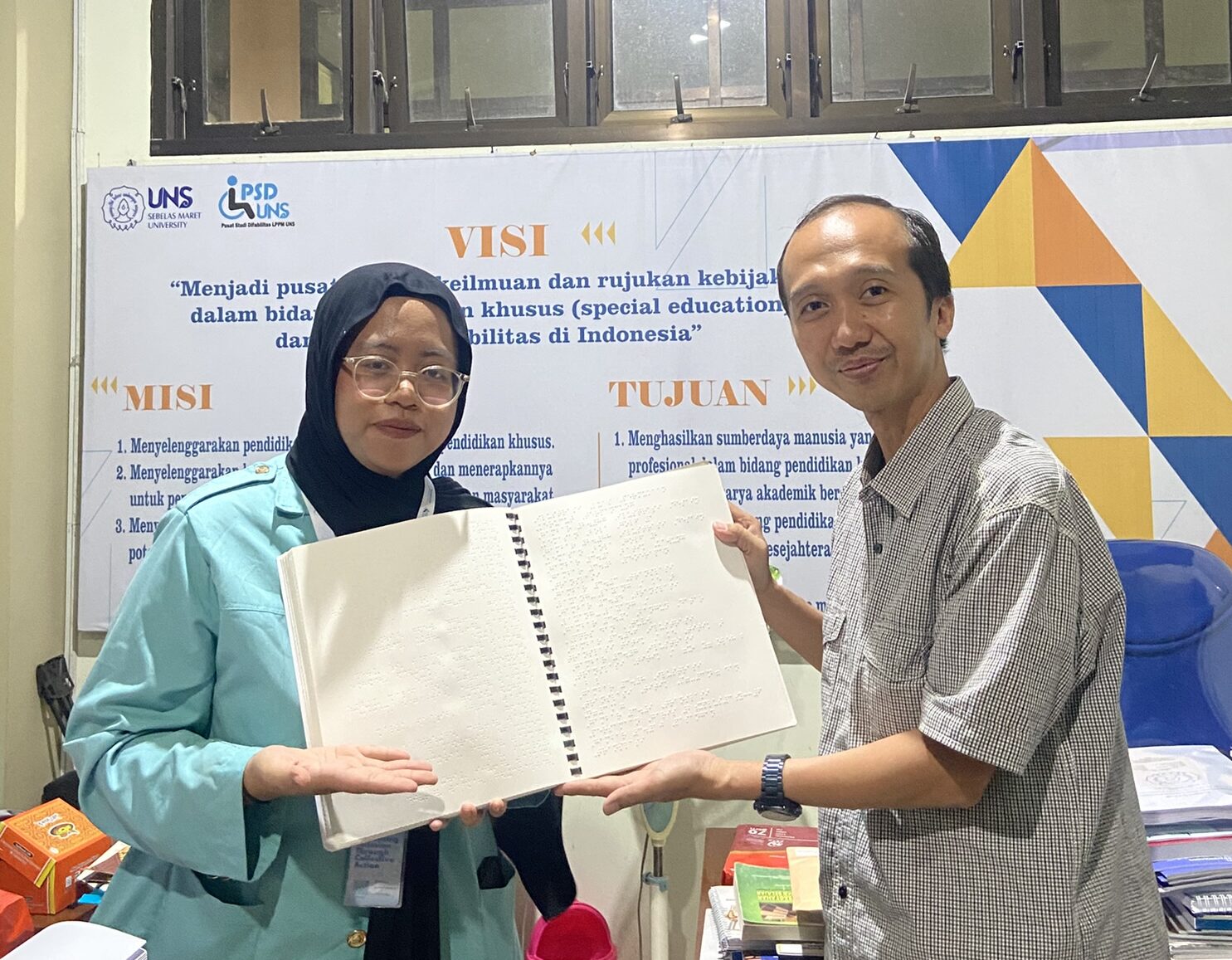 Tim MBKM S1 Pendidikan Luar Biasa Serahkan Buku Braille kepada PSD LPPM UNS untuk Perkuat Layanan Literasi Inklusif