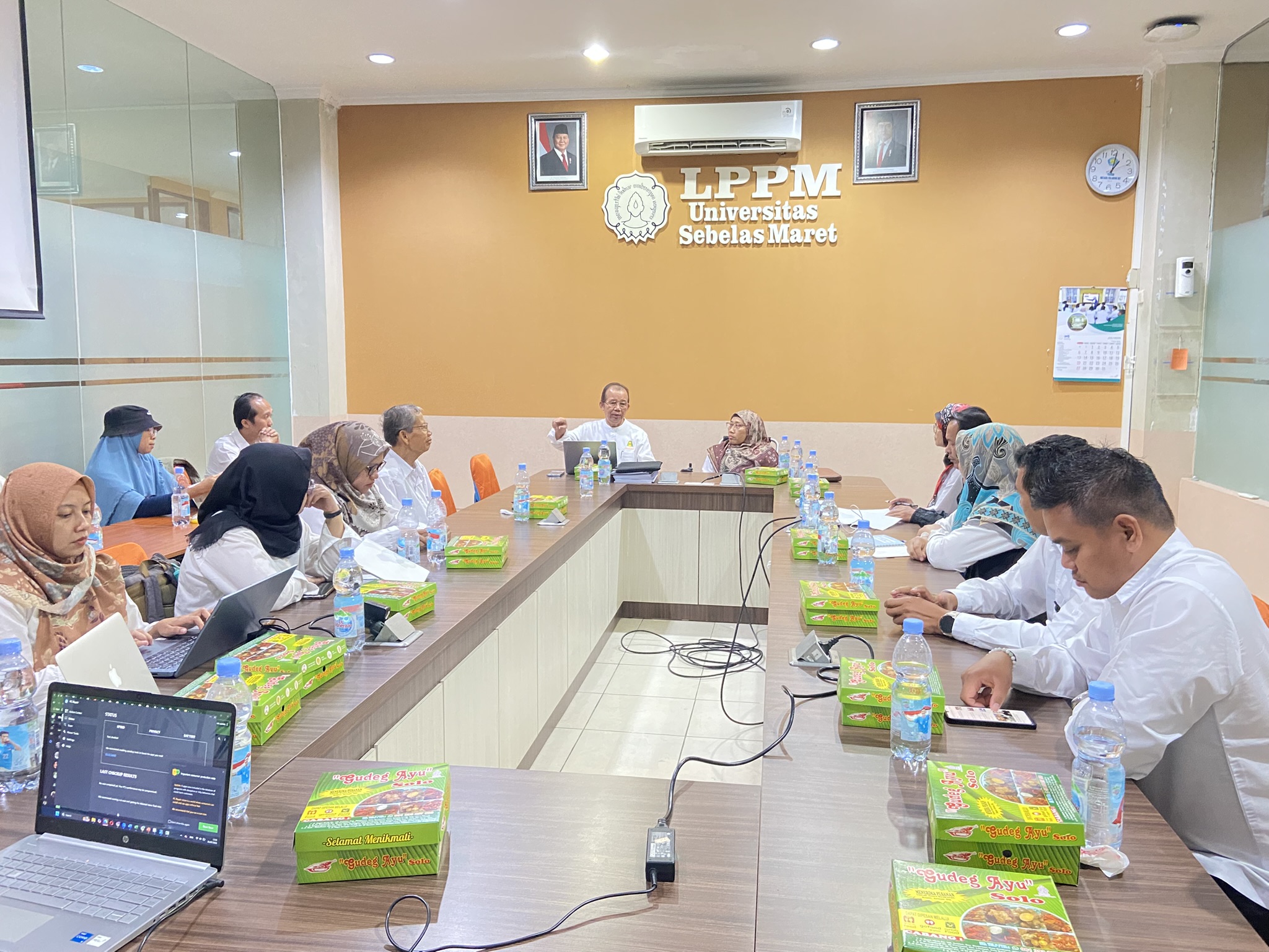 Serah Terima Jabatan Ketua PSD LPPM UNS: Prof. Dr. Munawir Yusuf, M.Psi Serahkan Kepemimpinan kepada Prof. Dra. Y. Anni Aryani, M.Prof.Acc., Ph.D., Ak., CA