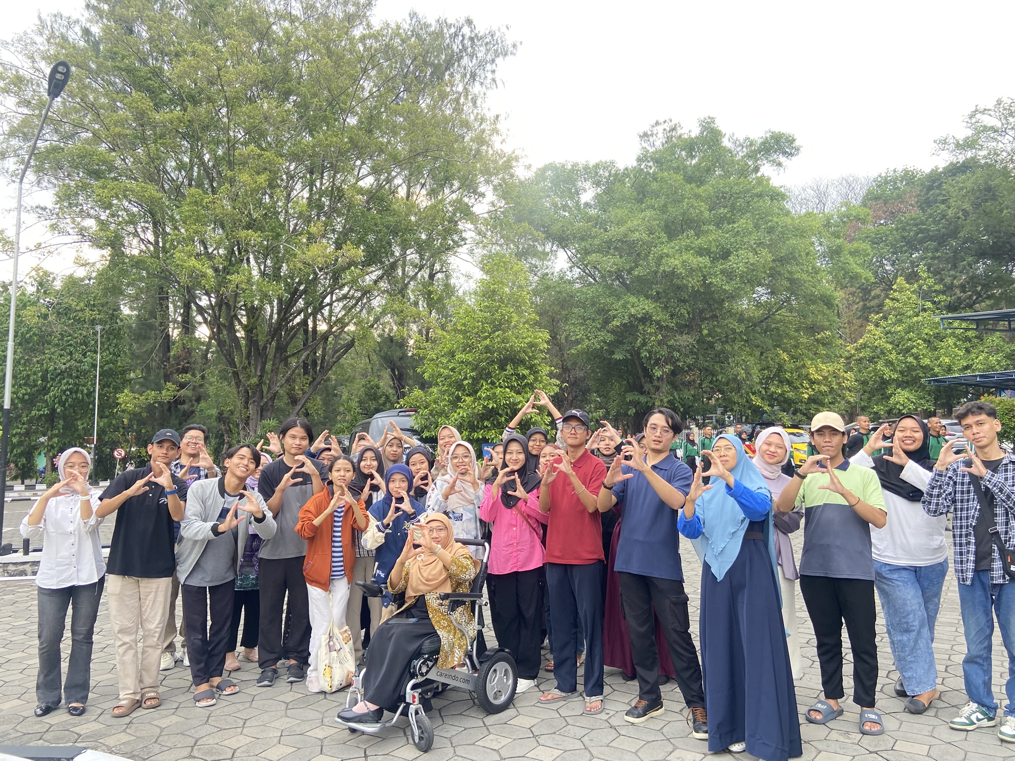 Gladi Resik Tim Paduan Isyarat Indonesia Raya PSD LPPM UNS Siap Sukseskan Upacara HUT RI 2025