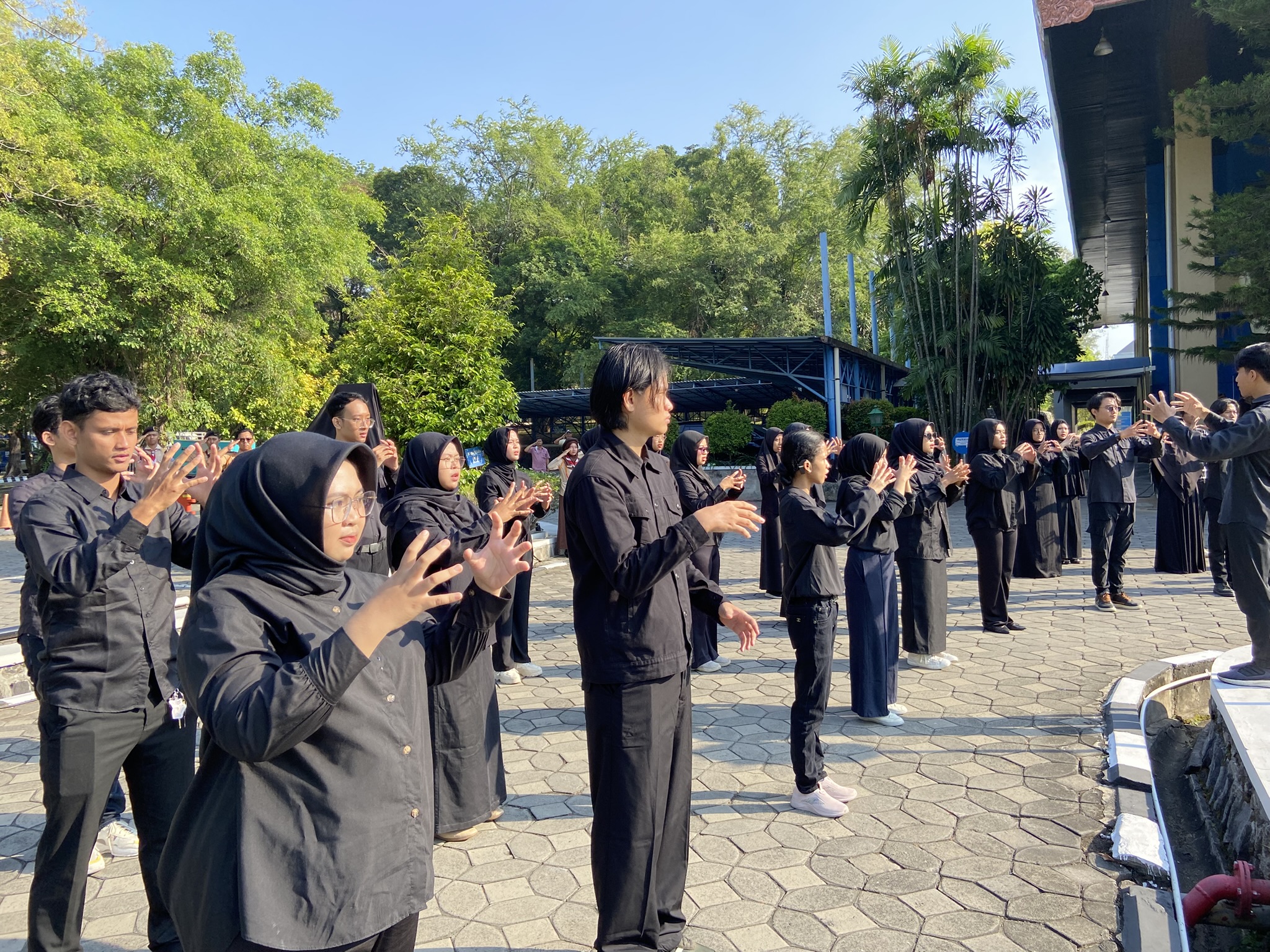 Tim Paduan Isyarat “Indonesia Raya” oleh PSD LPPM UNS Warnai Upacara HUT ke-80 RI di UNS