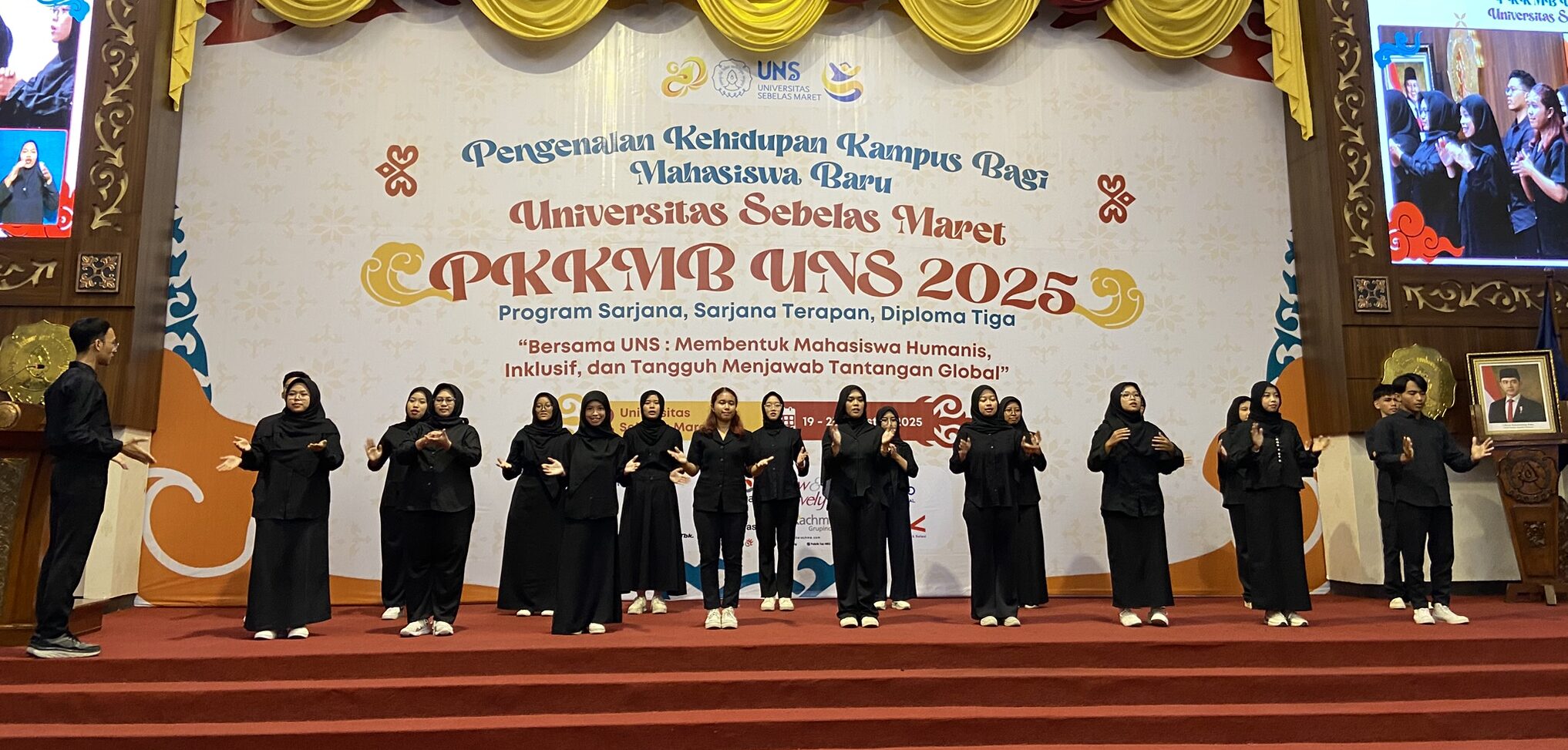 Tim Paduan Isyarat ndonesia Raya oleh PSD LPPM UNS Tampil pada Pembukaan PKKMB UNS 2025