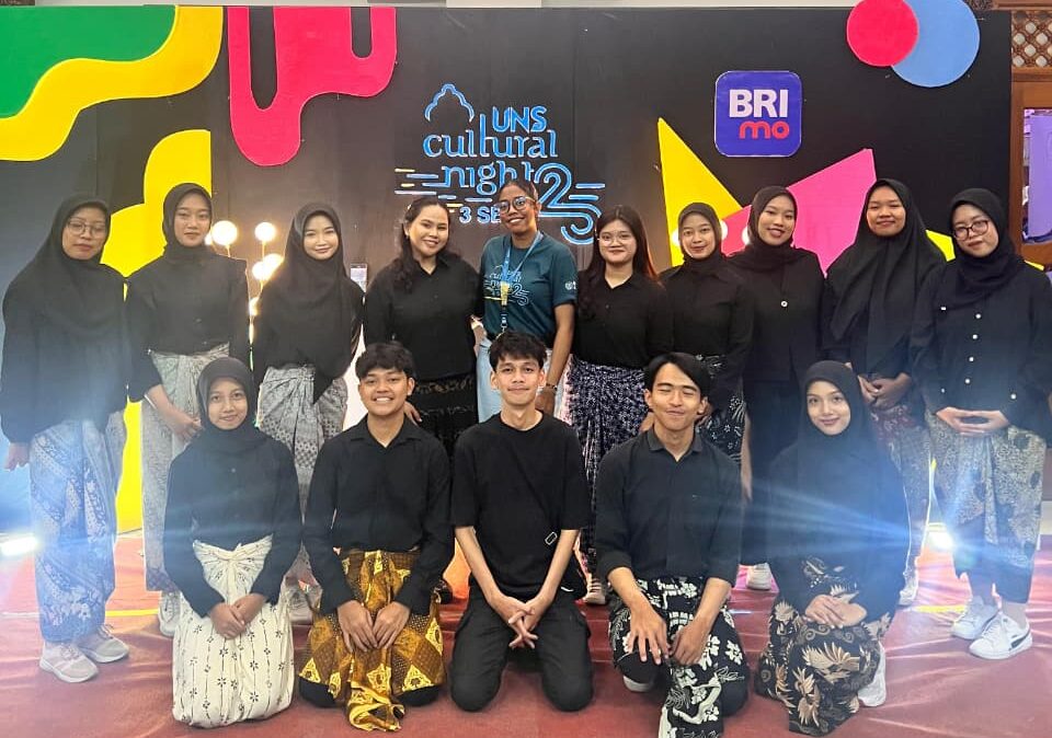 Tim Paduan Isyarat PSD LPPM UNS Hadirkan Penampilan Inklusif di UNS Cultural Night 2025